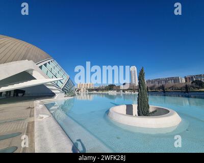 Valencia, Spanien - Januar 2024: Halbkugelförmiges Gebäude in der Wissenschafts- und Kunststadt Valencia Spanien. Moderne und futuristische Architektur. Stockfoto