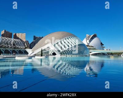 Valencia, Spanien - Januar 2024: Halbkugelförmiges Gebäude in der Wissenschafts- und Kunststadt Valencia Spanien. Moderne und futuristische Architektur. Stockfoto