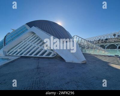 Valencia, Spanien - Januar 2024: Halbkugelförmiges Gebäude in der Wissenschafts- und Kunststadt Valencia Spanien. Moderne und futuristische Architektur. Stockfoto