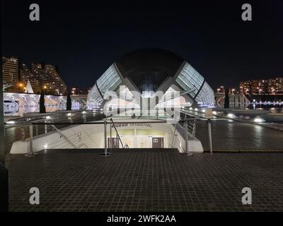 Valencia, Spanien - Januar 2024: Halbkugelförmiges Gebäude in der Wissenschafts- und Kunststadt Valencia Spanien. Moderne und futuristische Architektur. Stockfoto