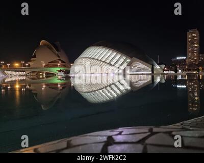 Valencia, Spanien - Januar 2024: Halbkugelförmiges Gebäude in der Wissenschafts- und Kunststadt Valencia Spanien. Moderne und futuristische Architektur. Stockfoto