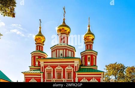 Der obere Teil des Gebäudes der Fürbitterkirche mit Kuppeln und Kreuzen im Nowodewitschi-Kloster in Moskau Stockfoto