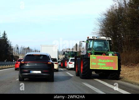 Landwirte protestieren mit der Blockade von Autobahnzufahrten gegen die Politik der Bundesregierung, 31.01.24, Autobahn A 99, Anschlusstelle Ottobrunn, *** Bauern protestieren gegen die Politik der Bundesregierung durch Blockierung von Autobahnzufahrten gegen die Politik der Politik der Bundesregierung, 31 01 24, A 99, Anschlussstelle Ottobrunn, Copyright: WolfgangxFehrmann Stockfoto