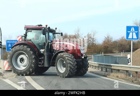 Landwirte protestieren mit der Blockade von Autobahnzufahrten gegen die Politik der Bundesregierung, 31.01.24, Autobahn A 8, Anschlusstelle Taufkirchen Ost, *** Bauern protestieren gegen die Politik der Bundesregierung durch Blockieren von Autobahnzufahrten gegen die Politik der Politik der Bundesregierung, 31 01 24, A 8, Abzweigung Taufkirchen Ost, Copyright: WolfgangxFehrmann Stockfoto