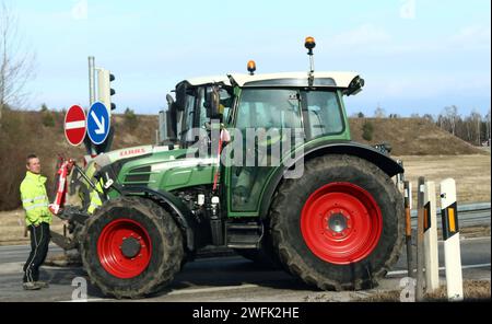 Landwirte protestieren mit der Blockade von Autobahnzufahrten gegen die Politik der Bundesregierung, 31.01.24, Autobahn A 99, Anschlusstelle Ottobrunn, *** Bauern protestieren gegen die Politik der Bundesregierung durch Blockierung von Autobahnzufahrten gegen die Politik der Politik der Bundesregierung, 31 01 24, A 99, Anschlussstelle Ottobrunn, Copyright: WolfgangxFehrmann Stockfoto