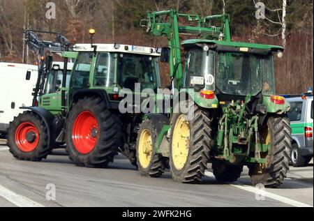 Landwirte protestieren mit der Blockade von Autobahnzufahrten gegen die Politik der Bundesregierung, 31.01.24, Autobahn A 99, Anschlusstelle Ottobrunn, *** Bauern protestieren gegen die Politik der Bundesregierung durch Blockierung von Autobahnzufahrten gegen die Politik der Politik der Bundesregierung, 31 01 24, A 99, Anschlussstelle Ottobrunn, Copyright: WolfgangxFehrmann Stockfoto