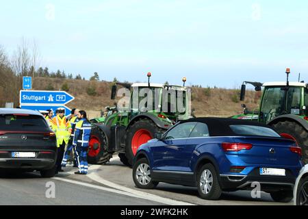 Landwirte protestieren mit der Blockade von Autobahnzufahrten gegen die Politik der Bundesregierung, 31.01.24, Autobahn A 99, Anschlusstelle Ottobrunn, *** Bauern protestieren gegen die Politik der Bundesregierung durch Blockierung von Autobahnzufahrten gegen die Politik der Politik der Bundesregierung, 31 01 24, A 99, Anschlussstelle Ottobrunn, Copyright: WolfgangxFehrmann Stockfoto