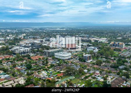 Drohnenfoto des Nepean Hospital Complex und der umliegenden Häuser in der Region Greater Sydney in Australien Stockfoto