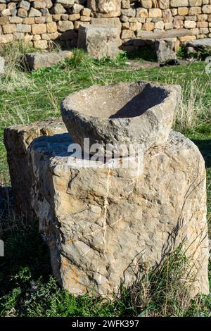 Nahaufnahme römischer Ruinen am Himmel in der antiken römischen Stadt Djemila. UNESCO-Weltkulturerbe. Stockfoto