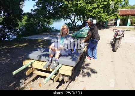 Die Dame, die das Cuero Y Salado Wildlife Refuge besucht hat, erreichte mit einem 15-minütigen Burra einen kleinen offenen Eisenbahnwagen in der Nähe von Ceiba, Honduras, Zentralamerika Stockfoto