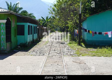 Das Cuero Y Salado Wildlife Refuge erreichte mit einem 15-minütigen Burra einen kleinen offenen Eisenbahnwagen in der Nähe von Ceiba, Honduras, Zentralamerika Stockfoto