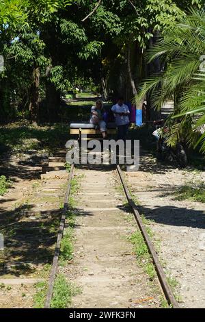 Das Cuero Y Salado Wildlife Refuge erreichte mit einem 15-minütigen Burra einen kleinen offenen Eisenbahnwagen in der Nähe von Ceiba, Honduras, Zentralamerika Stockfoto