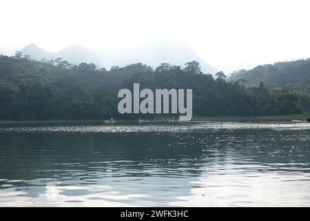 Laguna Yure, Reservoir in der Nähe der Panacam Lodge, Cerro Azul Nationalpark, Honduras, Zentralamerika Stockfoto