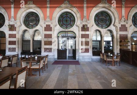 Restaurant am Bahnhof Sirkeci, ehemaliger östlicher Endpunkt des Orient Express, Istanbul, Türkei Stockfoto