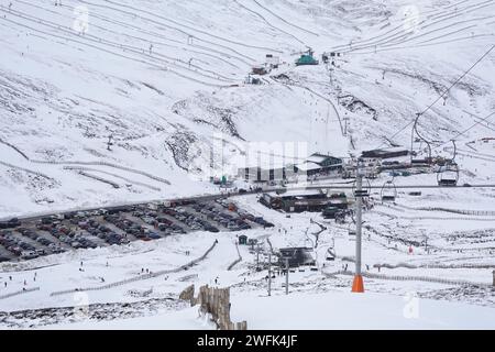 Glenshee Skigebiet mit Blick auf einen voll bepackten Parkplatz, Schottlands größtes Skigebiet, Cairngorms, Glenshee, Schottland Stockfoto