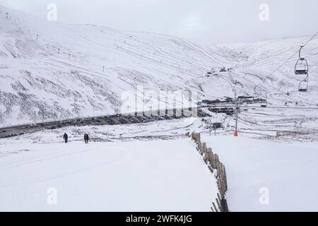 Glenshee Skigebiet mit Blick auf einen voll bepackten Parkplatz, Schottlands größtes Skigebiet, Cairngorms, Glenshee, Schottland Stockfoto