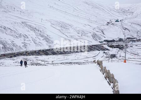 Glenshee Skigebiet mit Blick auf einen voll bepackten Parkplatz, Schottlands größtes Skigebiet, Cairngorms, Glenshee, Schottland Stockfoto