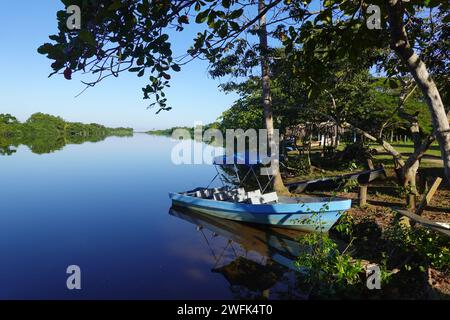 Das Cuero Y Salado Wildlife Refuge erreichte mit einem 15-minütigen Burra einen kleinen offenen Eisenbahnwagen in der Nähe von Ceiba, Honduras, Zentralamerika Stockfoto