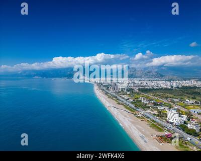 Atemberaubende Aussicht auf den Strand, die Berge und den Konyaalti Park in Antalya, Türkei. Eine Drohne fliegt über den Strand. Horizontales Foto. Stockfoto