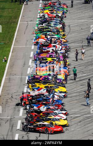 Daytona, Vereinigte Staaten. Januar 2024. Daytona: 24h in Daytona am 27. Januar 2024 (Foto: Jürgen Tap) Start-up, Startaufstellung Credit: dpa/Alamy Live News Stockfoto