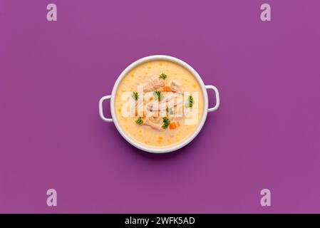 Blick von oben mit einer Schüssel Hühnersuppe, griechisches Rezept mit Zitronensaft und Gemüse Stockfoto