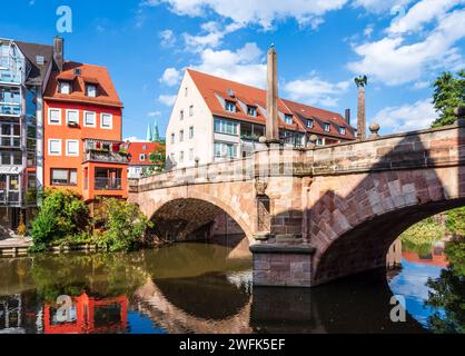 Die obere Karlsbrücke in Nürnberg über die Pegnitz verbindet die Trödelmarktinsel mit der Altstadt. Stockfoto