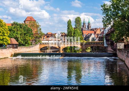 Allgemeine Ansicht der Maxbrücke an der Pegnitz in Nürnberg mit dem Wasserturm und den Türmen der Lorenzkirche. Stockfoto