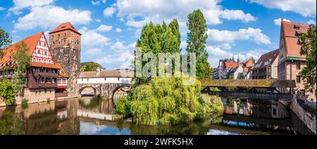 Der Henkersteg und die Henkerbrücke über die Pegnitz in Nürnberg, mit dem Weinstadel-Fachwerkhaus und dem Wasserturm. Stockfoto