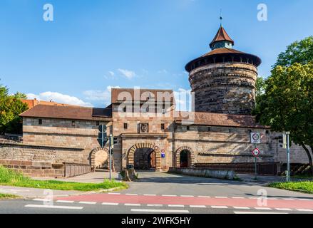 Der Neutor, ein ehemaliges Tor der Nürnberger Altstadt, und der Neutorturm, ein befestigter Turm, Teil der Verteidigungsmauern der Stadt. Stockfoto