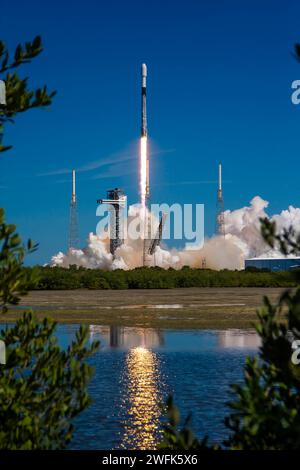 Cape Canaveral, Vereinigte Staaten von Amerika. 30. Januar 2024. Eine Rakete der SpaceX Falcon 9 startet mit der Northrop Grumman Cygnus unbemannte kommerzielle ReSupply Services Mission vom Space Launch Complex 40 auf der Cape Canaveral Space Force Station am 30. Januar 2024 in Cape Canaveral, Florida. Das Raumschiff transportiert 8.200 Pfund wissenschaftliche Untersuchungen, Vorräte und Ausrüstung zur Internationalen Raumstation. Quelle: SpaceX/NASA SpaceX/Alamy Live News Stockfoto