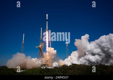 Cape Canaveral, Vereinigte Staaten von Amerika. 30. Januar 2024. Eine Rakete der SpaceX Falcon 9 startet mit der Northrop Grumman Cygnus unbemannte kommerzielle ReSupply Services Mission vom Space Launch Complex 40 auf der Cape Canaveral Space Force Station am 30. Januar 2024 in Cape Canaveral, Florida. Das Raumschiff transportiert 8.200 Pfund wissenschaftliche Untersuchungen, Vorräte und Ausrüstung zur Internationalen Raumstation. Quelle: SpaceX/NASA SpaceX/Alamy Live News Stockfoto
