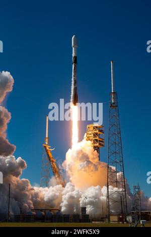 Cape Canaveral, Vereinigte Staaten von Amerika. 30. Januar 2024. Eine Rakete der SpaceX Falcon 9 startet mit der Northrop Grumman Cygnus unbemannte kommerzielle ReSupply Services Mission vom Space Launch Complex 40 auf der Cape Canaveral Space Force Station am 30. Januar 2024 in Cape Canaveral, Florida. Das Raumschiff transportiert 8.200 Pfund wissenschaftliche Untersuchungen, Vorräte und Ausrüstung zur Internationalen Raumstation. Quelle: SpaceX/NASA SpaceX/Alamy Live News Stockfoto