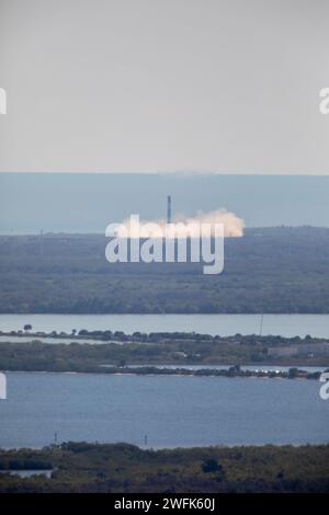Cape Canaveral, Vereinigte Staaten von Amerika. 30. Januar 2024. Eine Rakete der SpaceX Falcon 9 startet mit der Northrop Grumman Cygnus unbemannte kommerzielle ReSupply Services Mission vom Space Launch Complex 40 auf der Cape Canaveral Space Force Station am 30. Januar 2024 in Cape Canaveral, Florida. Das Raumschiff transportiert 8.200 Pfund wissenschaftliche Untersuchungen, Vorräte und Ausrüstung zur Internationalen Raumstation. Quelle: Kim Shiflett/NASA Photo/Alamy Live News Stockfoto