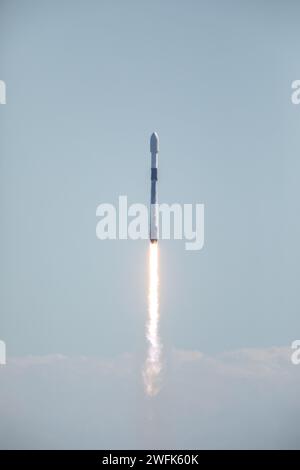 Cape Canaveral, Vereinigte Staaten von Amerika. 30. Januar 2024. Eine Rakete der SpaceX Falcon 9 startet mit der Northrop Grumman Cygnus unbemannte kommerzielle ReSupply Services Mission vom Space Launch Complex 40 auf der Cape Canaveral Space Force Station am 30. Januar 2024 in Cape Canaveral, Florida. Das Raumschiff transportiert 8.200 Pfund wissenschaftliche Untersuchungen, Vorräte und Ausrüstung zur Internationalen Raumstation. Quelle: Kim Shiflett/NASA Photo/Alamy Live News Stockfoto