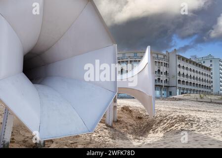 Ich kann es hören, Kunstinstallation am Strand von Ivars Drulle im Badeort Westende, Middelkerke, Westflandern, Belgien. Digitales Composite. Stockfoto