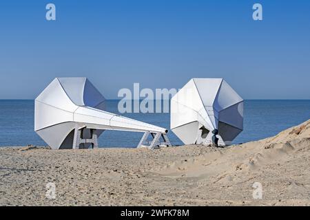 Ich kann es hören, Kunstinstallation am Strand von Ivars Drulle im Badeort Westende, Middelkerke, Westflandern, Belgien Stockfoto