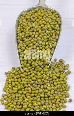 Schüssel mit Erbsen und Karotten, Nahaufnahme, isoliert auf weißem Hintergrund Stockfoto