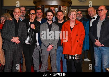 Uraufführung - darf ich das so schreiben am 30.01.2024 in der Lichtburg in Essen. Gruppenbild bei der Uraufführung - darf ich das so schreiben in der Lichtburg in Essen. *** Weltpremiere darf ich das so schreiben am 30 01 2024 auf der Lichtburg in Essen Gruppenfoto bei der Weltpremiere darf ich das so schreiben auf der Lichtburg in Essen xJFx Stockfoto