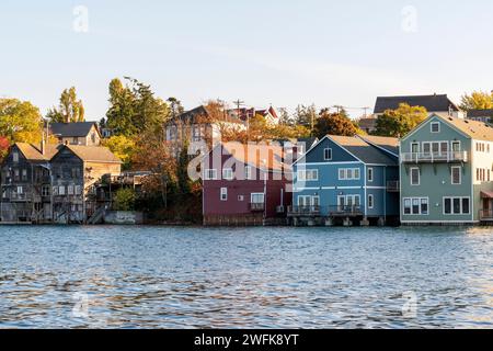 Farbenfrohe historische Holzgebäude auf Pfählen ragen in der Penn Cove in Coupeville, Whidbey Island, Washington, ins Wasser. Stockfoto