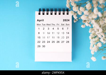 April 2024 Kalender flach auf blauem Hintergrund Stockfoto