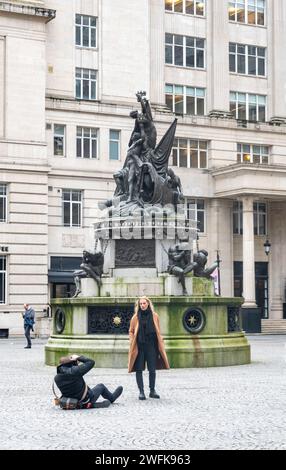 Fotograf und Model in Exchange Flags hinter dem Rathaus in Liverpool Stockfoto