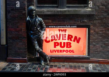 John Lennon Statue gegen die Wall of Fame im Cavern Pub in der Mathew Street in Liverpool Stockfoto