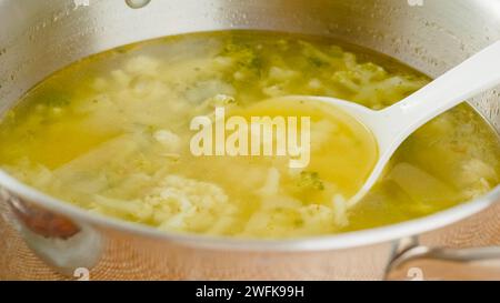 Topf Blumenkohl-Brokkoli-Suppe Nahaufnahme. Köstliche selbstgemachte vegetarische Suppe in einem Kochtopf Stockfoto