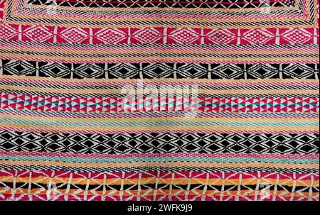 Nakshi Kantha, eine Art gestickter Steppdecke, ist eine jahrhundertealte bengalische Kunsttradition der Region Bengalen, die in Bangladesch und den indischen bundesstaaten Westbengalen, Tripura und einem Teil von Assam bekannt ist. Als Grundmaterial werden Gewinde und altes Tuch verwendet. Die farbenfrohen Muster und Muster, die gestickt sind, haben den Namen „Nakshi Kantha“ ergeben, der sich aus dem bengalischen Wort „Naksha“ ableitet, das sich auf künstlerische Muster bezieht. Diese Gegenstände sind im „Bangladesch Folk and Karur Art Museum“ aufbewahrt. Bangladesch. Stockfoto