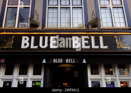 Schild für Blue Bell Public House, High Street, Cardiff City Centre. Aufgenommen im Winter 2024, Januar. Früher bekannt als der Goat Major. Stockfoto