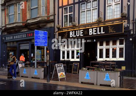 Das Blue Bell Pub im Stadtzentrum von Cardiff, mit der Erweiterung auf das angrenzende Gelände. Aufgenommen im Januar 2024, im Winter. Stockfoto
