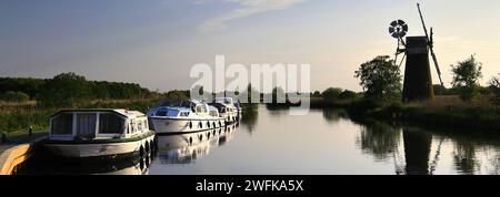 Blick auf die Turf Fen Mill am Fluss Ant, Norfolk Broads National Park, England, Großbritannien Stockfoto