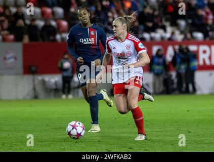 München, Deutschland. 30. Januar 2024. Georgia Stanway (FC Bayern München Frauen, #31) treibt den Ball voran. FC Bayern München Frauen gegen Paris Saint-Germain, Fussball Champions League Frauen, Gruppenphase, 6. Spieltag, Saison 2023/2024, 30.01.2024. Foto: Eibner-Pressefoto/Heike feiner Credit: dpa/Alamy Live News Stockfoto