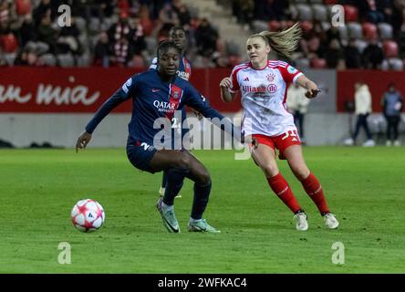 München, Deutschland. 30. Januar 2024. Thiniba Samoura (Paris Saint-Germain, #2) gegen Georgia Stanway (FC Bayern München Frauen, #31). FC Bayern München Frauen gegen Paris Saint-Germain, Fussball Champions League Frauen, Gruppenphase, 6. Spieltag, Saison 2023/2024, 30.01.2024. Foto: Eibner-Pressefoto/Heike feiner Credit: dpa/Alamy Live News Stockfoto