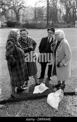 1970s Lady Day, 25. März Großbritannien, Gruppe von Freunden, die Tichborne Dole unterhalten. Tichborne, Alresford Hampshire 1974. Erwachsene Bewohner der Gemeinde Tichborne und Cheriton erhalten eine Gallone Mehl und eine halbe Gallone für die Kinder mit maximal vier Gallonen pro Familie. HOMER SYKES AUS DEN 1970ER JAHREN Stockfoto